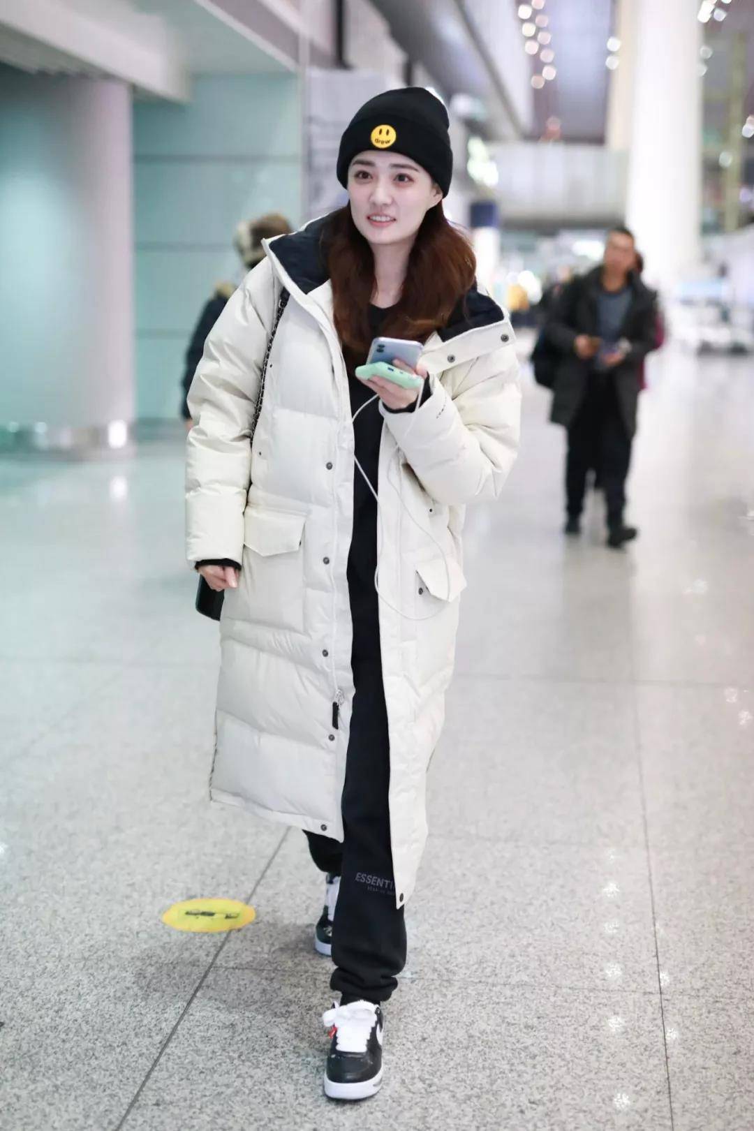 颜色|大衣已经不吃香了,现在流行的是这件羽绒服,保暖洋气,明星都爱