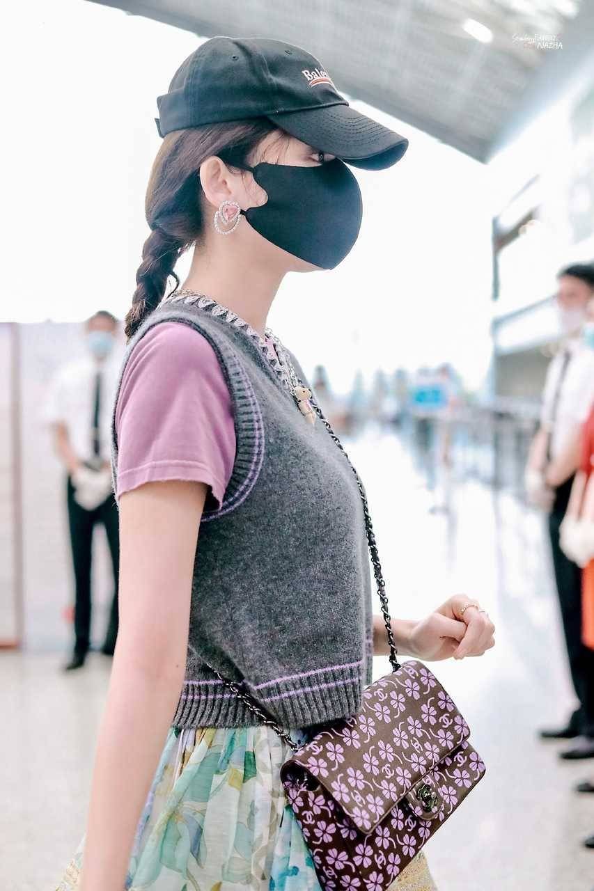 审美|娜扎的审美真难懂,穿“爷爷的背心”走机场,硬把土味穿出时尚