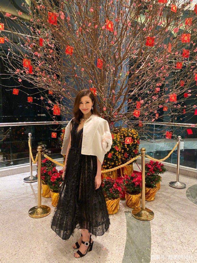 美人|50岁李嘉欣晒照秀粉发，穿粉裙配红夹克，携老公秀恩爱状态极佳