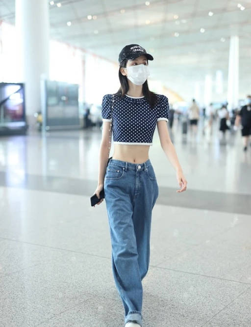 身材|乔欣的腰也太“细”了吧，裤腰都变得松垮下垂，配短上衣真博眼球