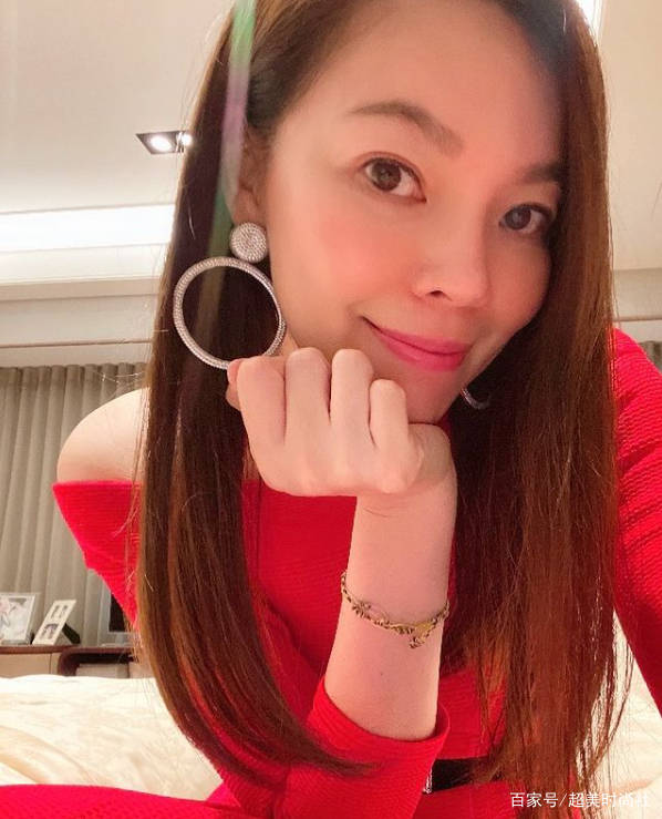 好身材|富士康老板娘又登杂志！穿一字肩红裙戴奢华珠宝，贵妇气场十足