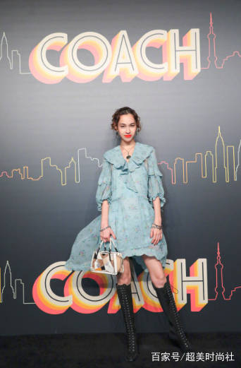 后首|超杀女出柜后首现COACH秀场!水原希子俏皮大表姐童趣,谁更美?