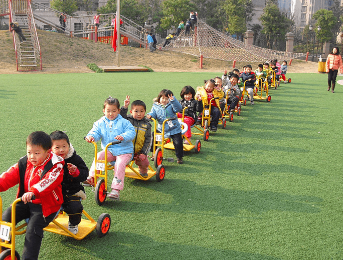 因为|幼儿园将推迟到六点放学，解决家长的大难题，但新问题更叫人苦恼