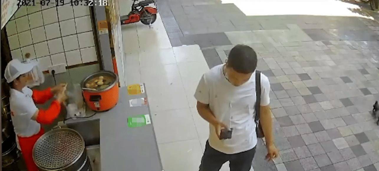 烟雾|四川一男子买早餐时抽烟，遇女子带娃靠近，马上掐烟并驱散烟雾