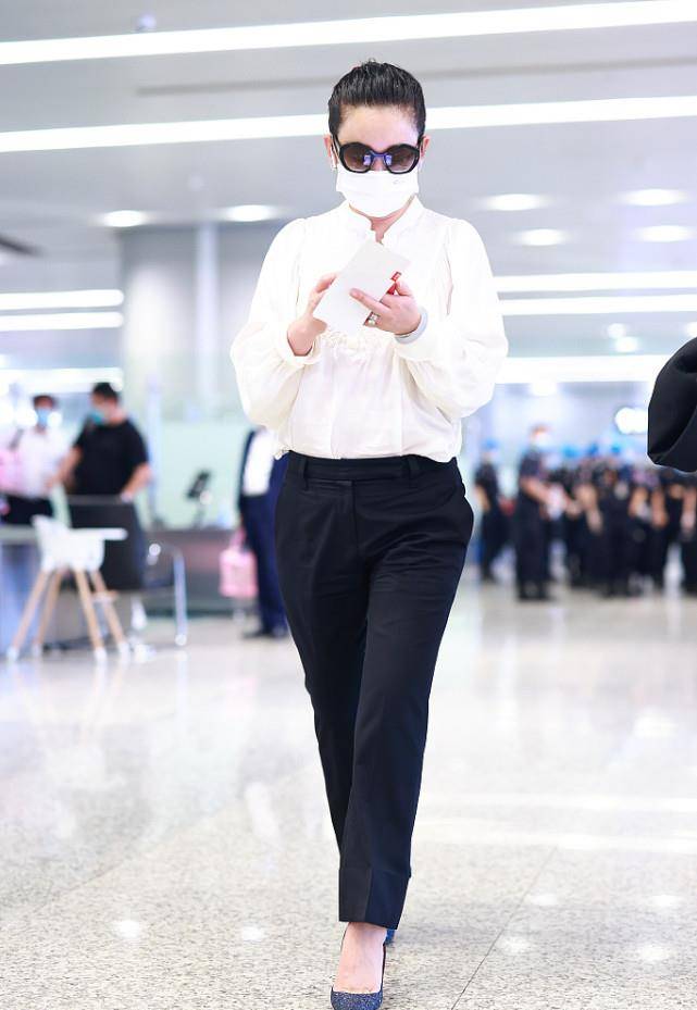 原创秦海璐气质真的太好了衬衫加西装裤尽显魅力40多岁美的自然