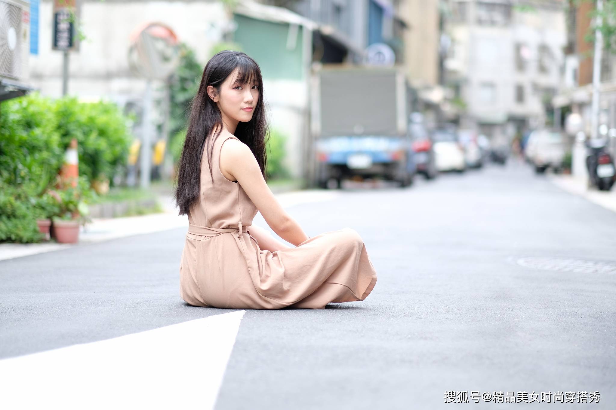 设计|棕色连体裤设计时尚，风格百变，搭配一双小白鞋简约又帅气