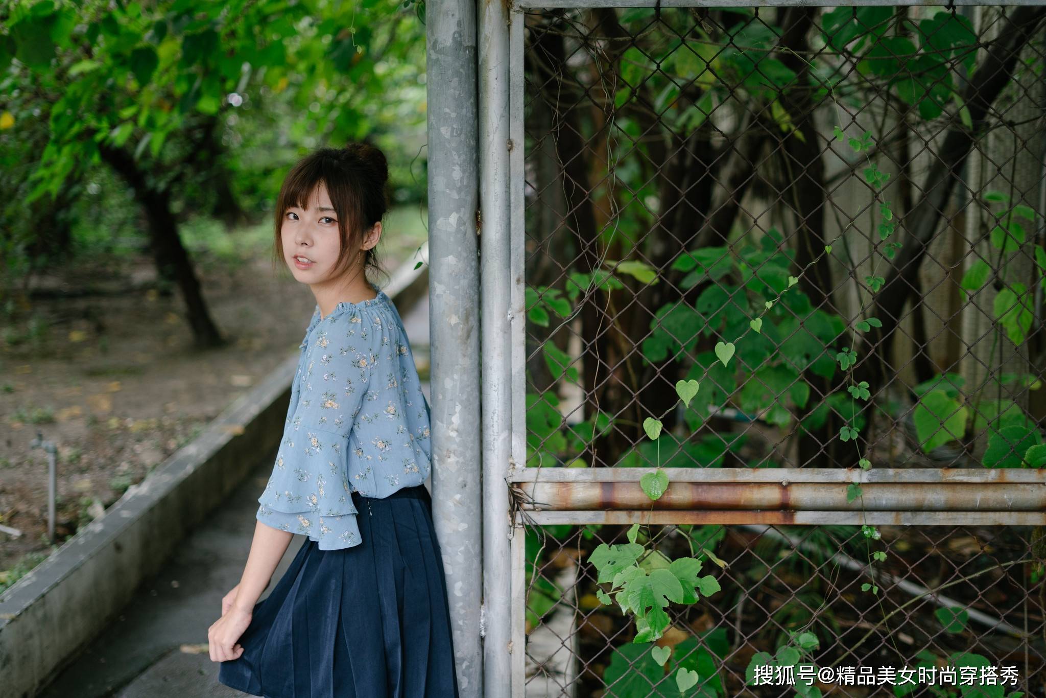 短裙|小碎花搭配百褶短裙，让你轻松拥有大长腿，整体的造型简约大气