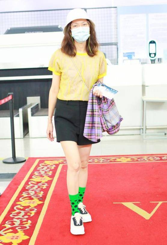 高露太会穿搭了穿白裙配中筒袜亮相走在街上成焦点