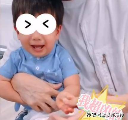 大儿子|安以轩生二胎后带大儿子打针，66挣扎哭泣，富豪老爸抱紧安抚