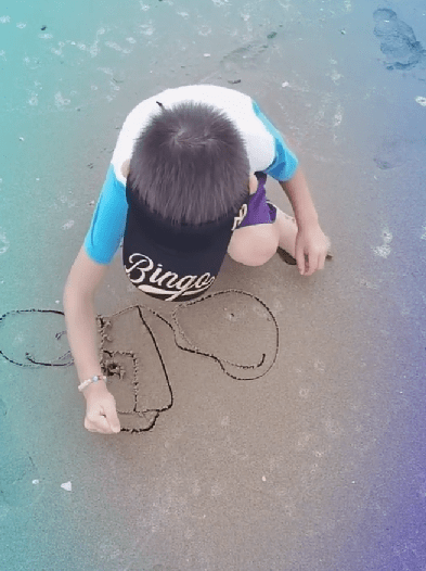 事业|谢杏芳分享旅游日常,穿花纹短裤秀大长腿,5岁儿子模样像林丹