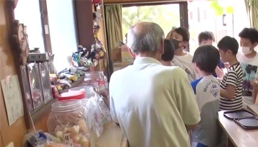 储藏室|日本68岁孤寡老人独居门脸房，储藏室改成小卖铺，只为逃避孤独