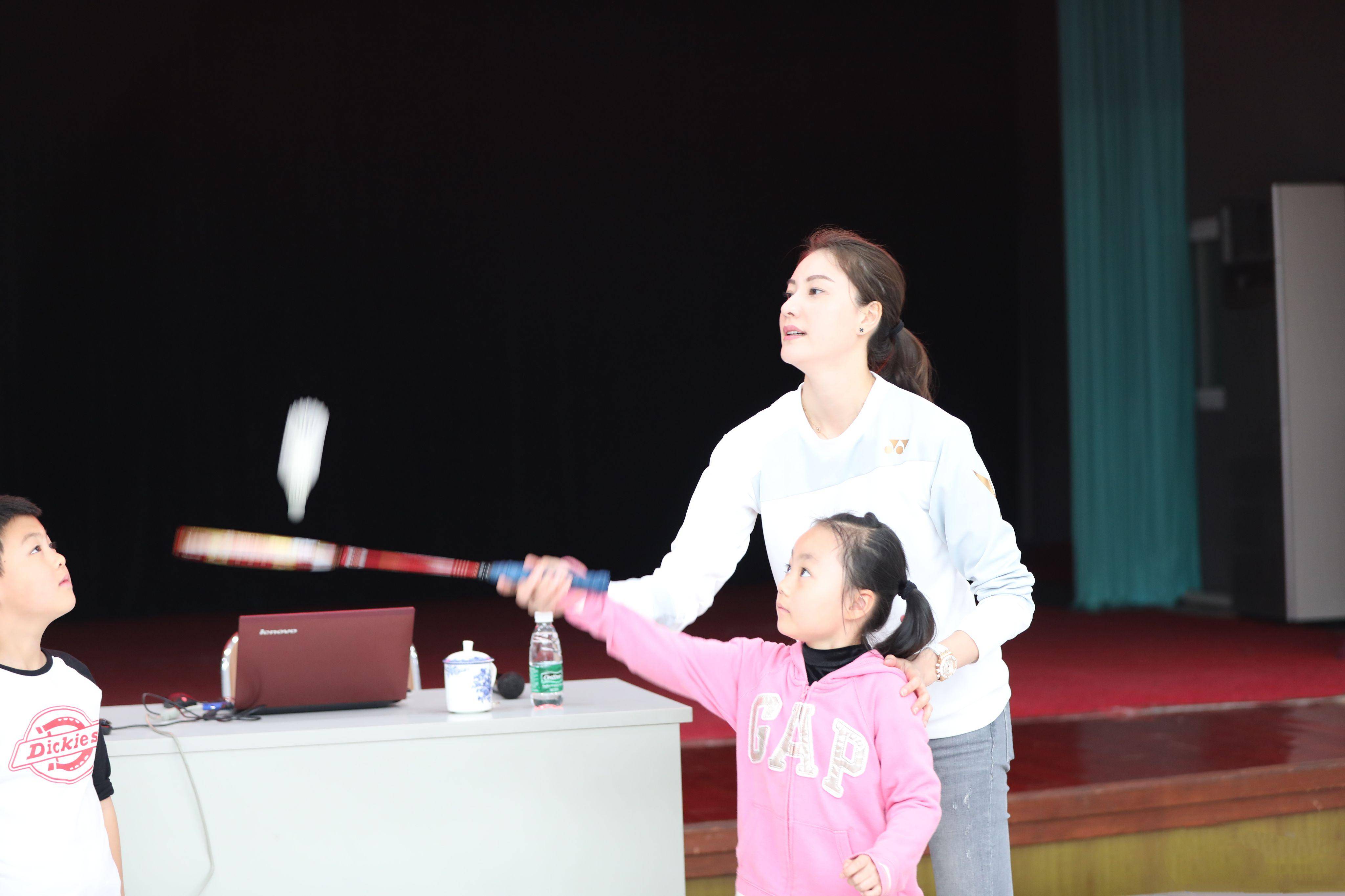 事业|谢杏芳分享旅游日常,穿花纹短裤秀大长腿,5岁儿子模样像林丹