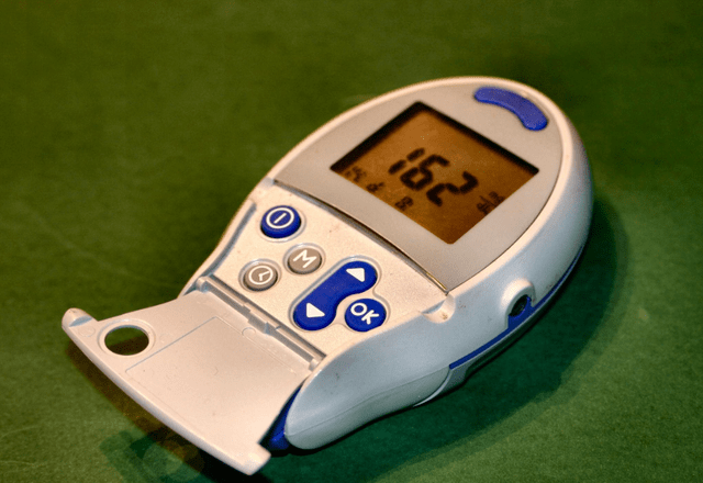 代谢|89岁退休医师,研究糖尿病50年,提醒:常服“2素”,稳定血糖