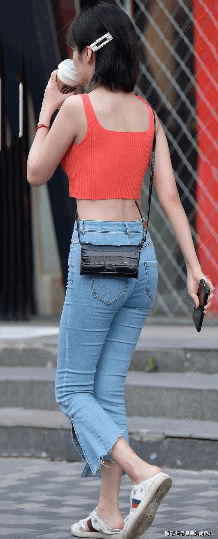 显得|可爱女孩的清甜穿搭,粉红吊带衫搭配开叉牛仔裤,青春减龄显时尚