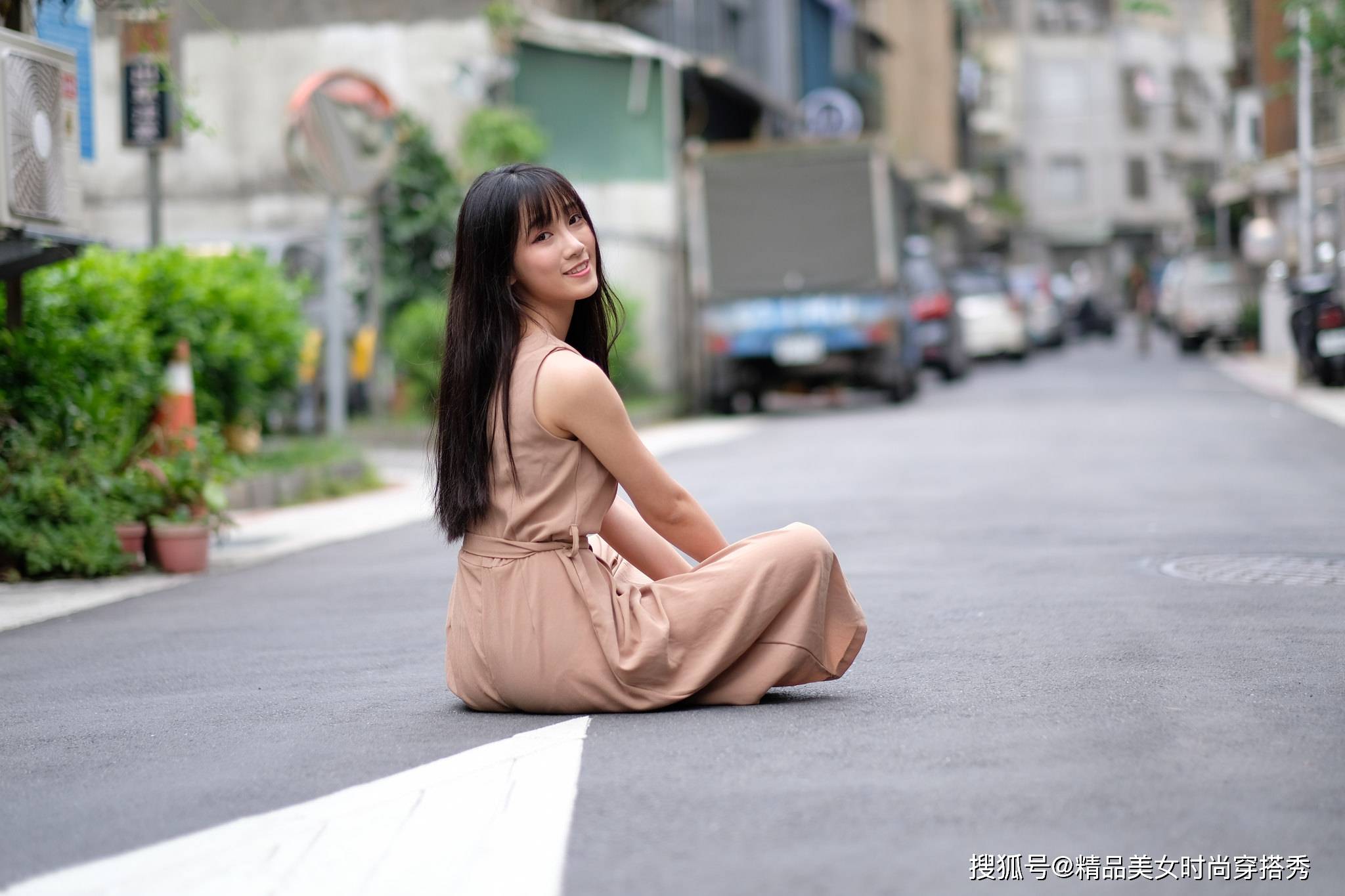 设计|棕色连体裤设计时尚，风格百变，搭配一双小白鞋简约又帅气