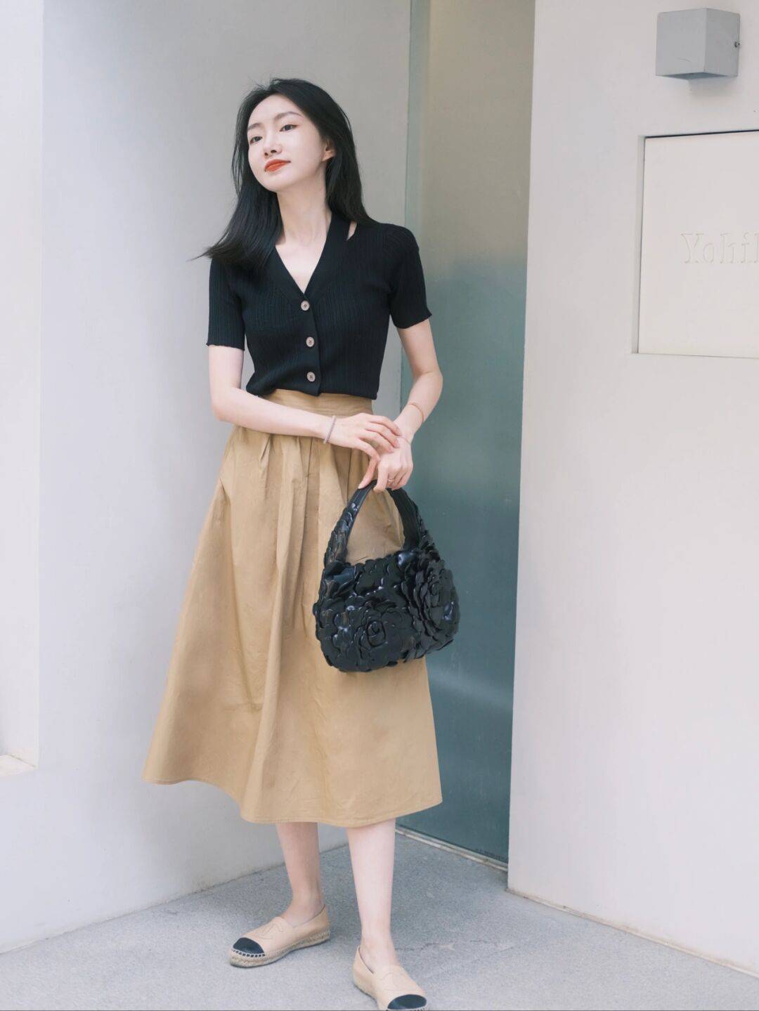 女神|夏季,如何穿出气质女神范,针织衫搭配半身裙简约高级,清爽干练