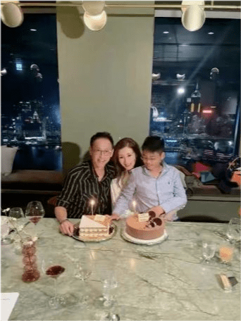 老公|李嘉欣和富豪老公真恩爱！穿衬衫美回巅峰，戴口罩藏不住盛世美颜
