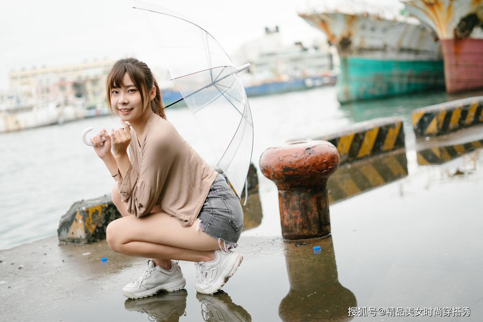 天气|咖啡色的宽松小衫，下搭一条高腰牛仔短裤，清凉又时尚，街范十足