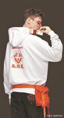 卫衣|风油精痔疮膏都出服装联名了？国药也来时尚圈搞事，竟然有些心动