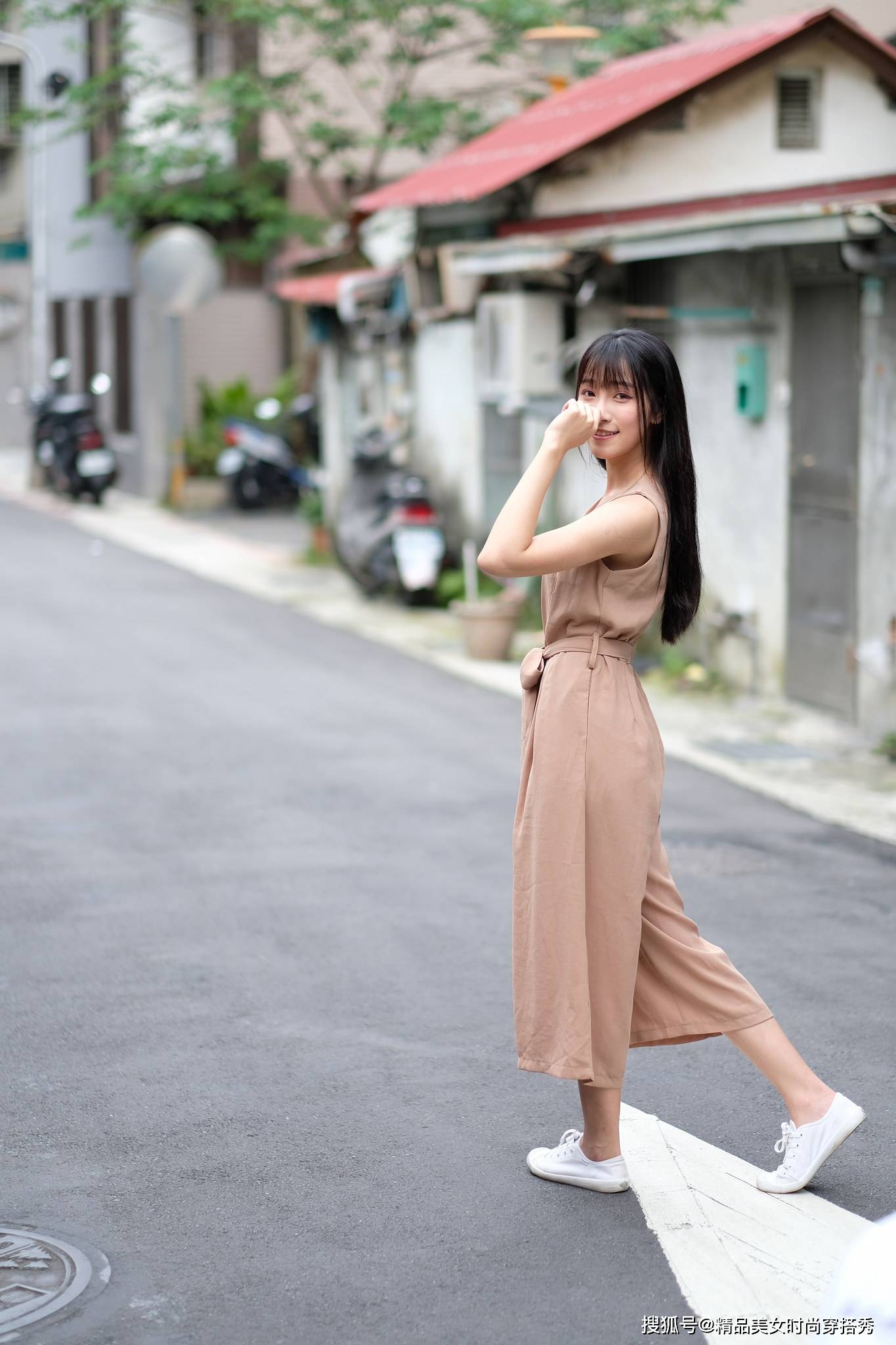 设计|棕色连体裤设计时尚，风格百变，搭配一双小白鞋简约又帅气