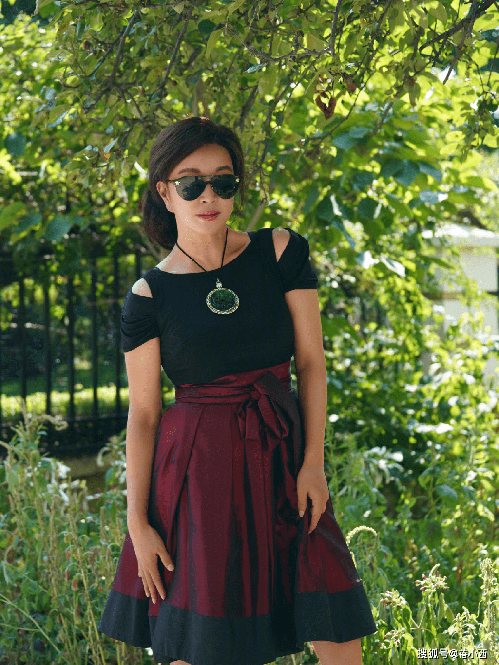 身材|刘晓庆再次美出新高度,“丰满身材”穿银裙子好美,看着只有38岁