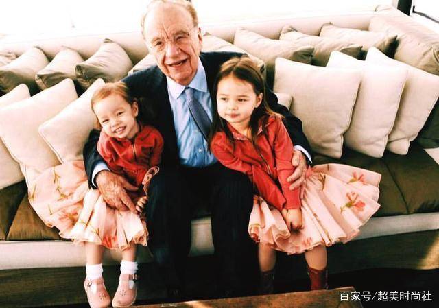 克洛伊|邓文迪大女儿发胖不自控，从小混迹名媛圈，和众明星合照站C位