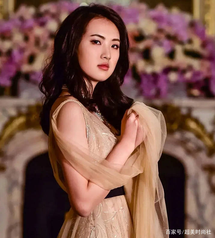 身材|千金姚安娜曝时尚大片，穿胶衣舞鞋秀身材，妆容显老不像22岁