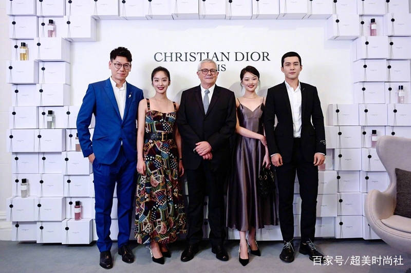 内衣|捕鱼网穿身上、围裙挂胸前，DIOR这一季走的沙雕画风吗？