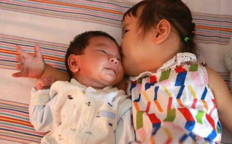 头胎|大宝和二宝相差几岁好?不想头胎和爸妈变“仇敌”,二胎就要慎重