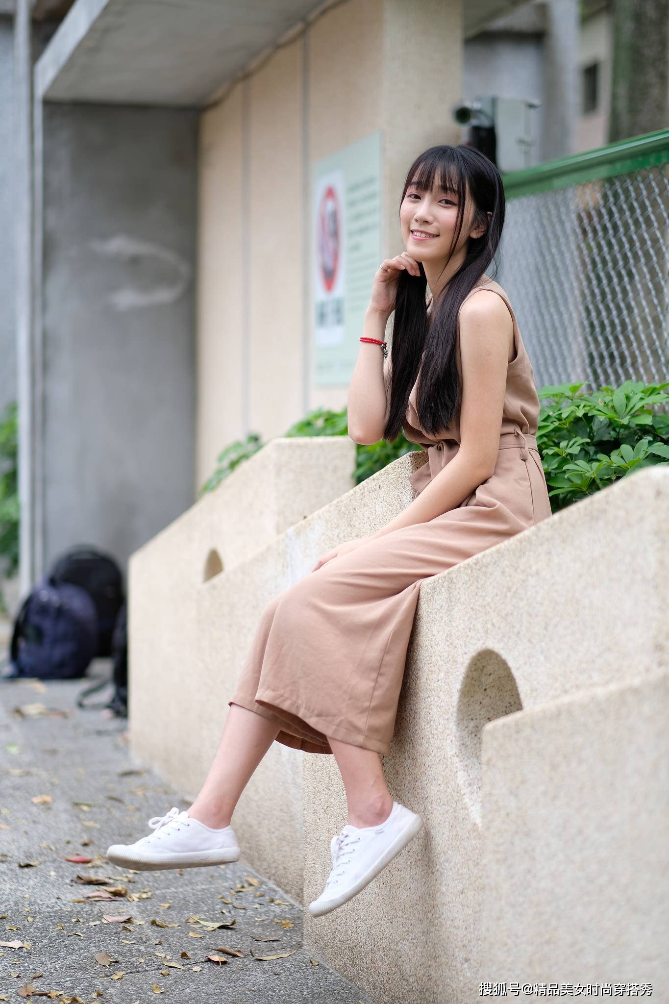 设计|棕色连体裤设计时尚，风格百变，搭配一双小白鞋简约又帅气