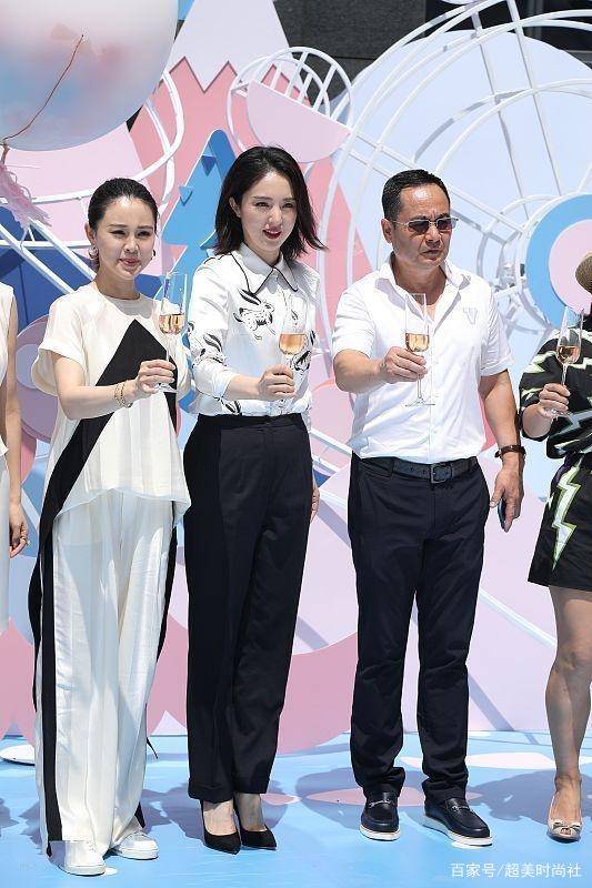 李小璐|董璇职业装干练十足,李小璐穿亮片显廉价,闺蜜俩差别这么大?