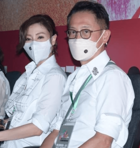 老公|李嘉欣和富豪老公真恩爱！穿衬衫美回巅峰，戴口罩藏不住盛世美颜
