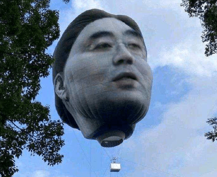日本放飞人的头气球被人P成叔叔，网友吐槽：驾驶员是蒙古上单