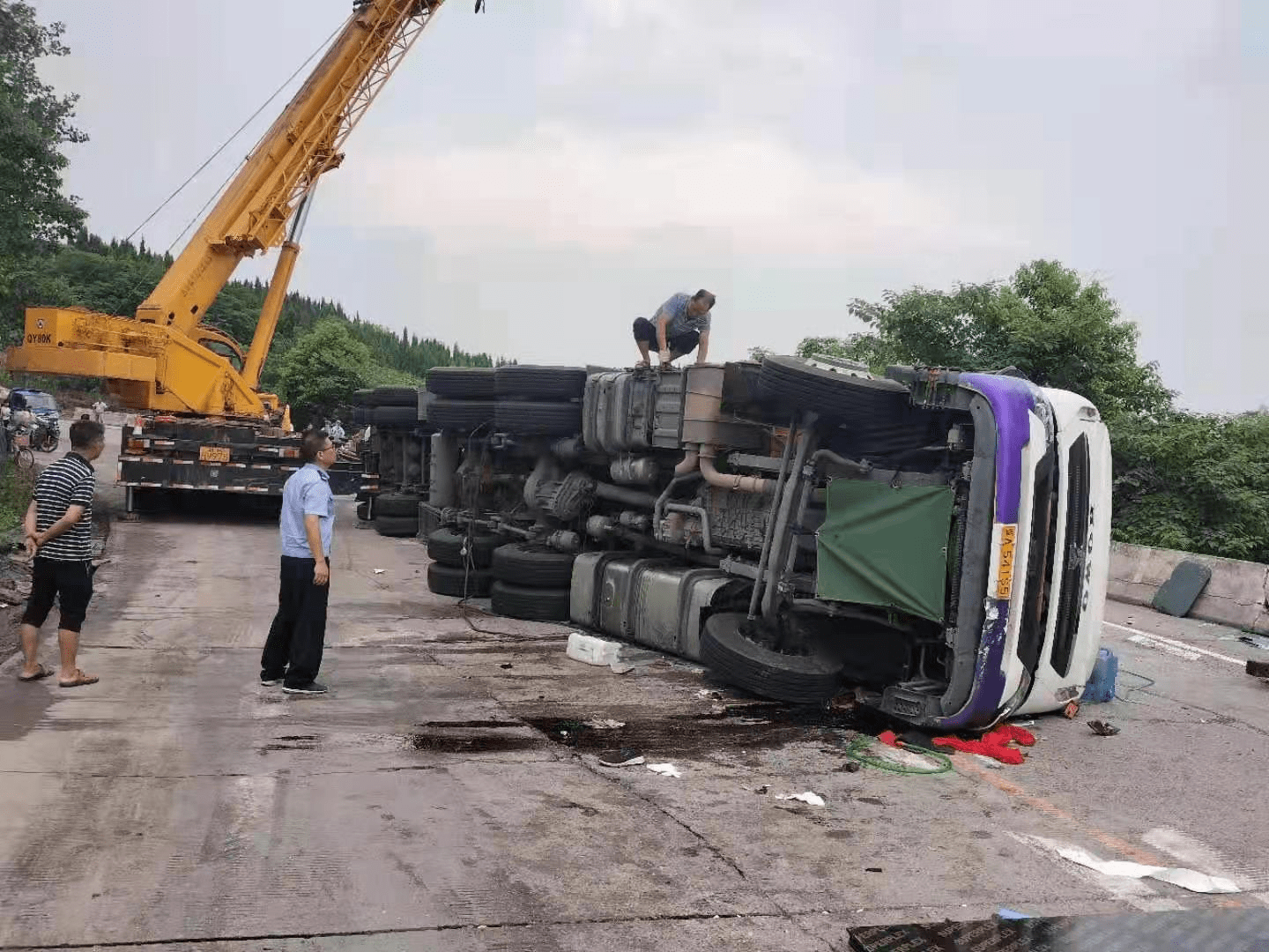 货车翻车图片真实图片