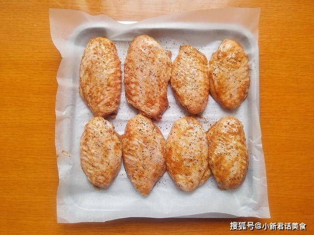 烤箱|烤翅这样做，味道赛过kfc，鲜香诱人，肉嫩多汁，一次一斤不够吃