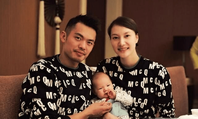 事业|谢杏芳分享旅游日常,穿花纹短裤秀大长腿,5岁儿子模样像林丹