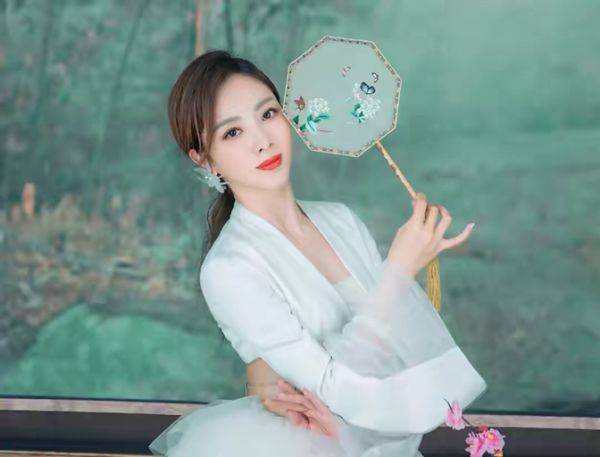 李思思|央视新老女主持同框比美，李思思穿白裙比王冰冰还嫩，姜还是老的辣