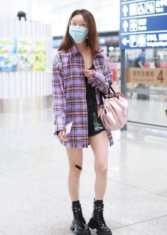 高露太会穿搭了穿白裙配中筒袜亮相走在街上成焦点