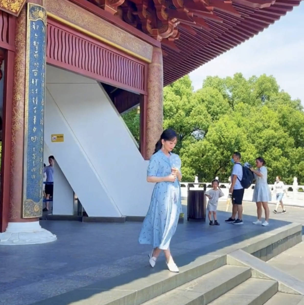 气色|赵雅芝游故地雷锋塔，穿条纹裙化浓妆路人认不出，可能真的老了吧