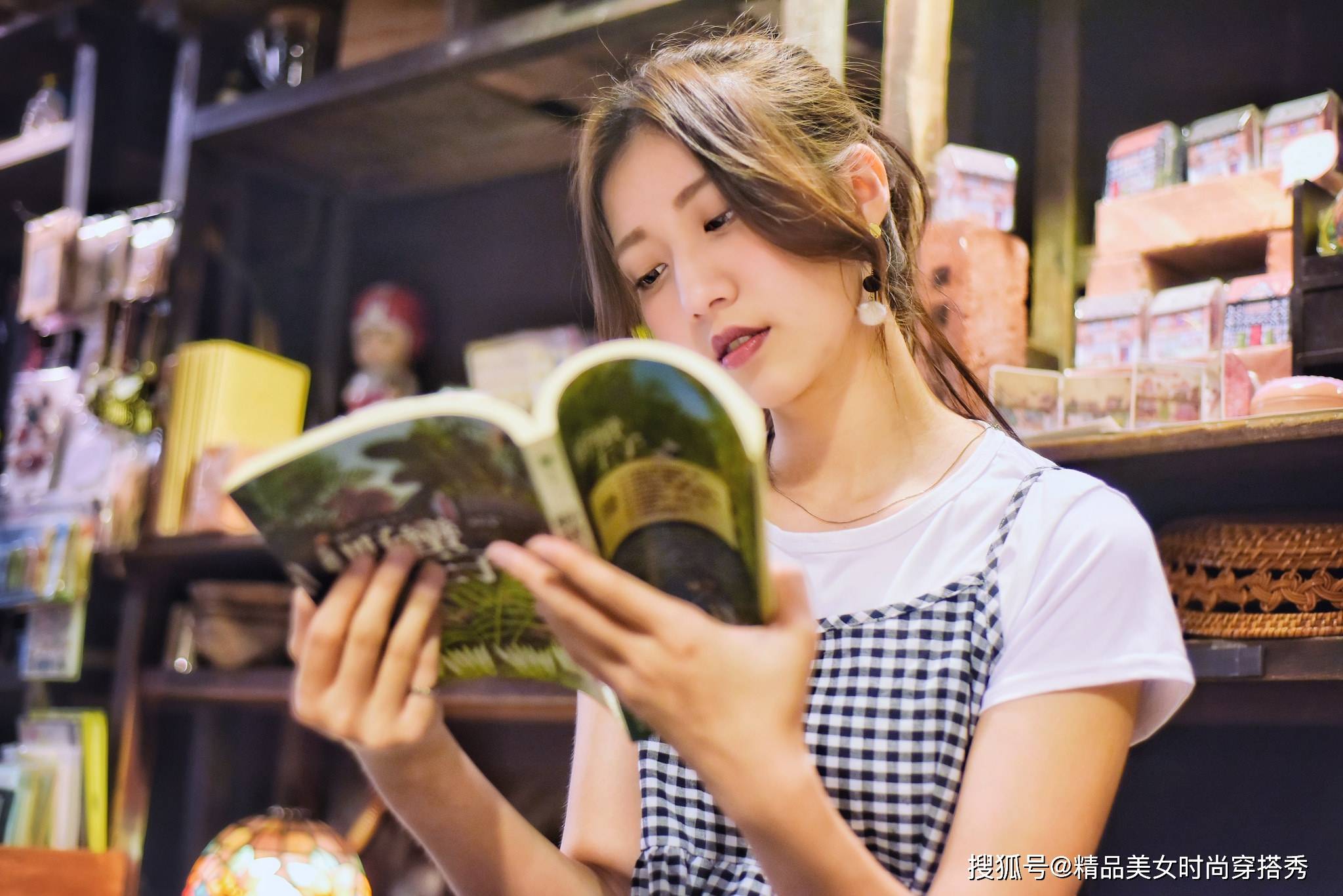 时尚|小格子吊带裙,黑白相间,很是甜美减龄,同时还尽显文艺气息
