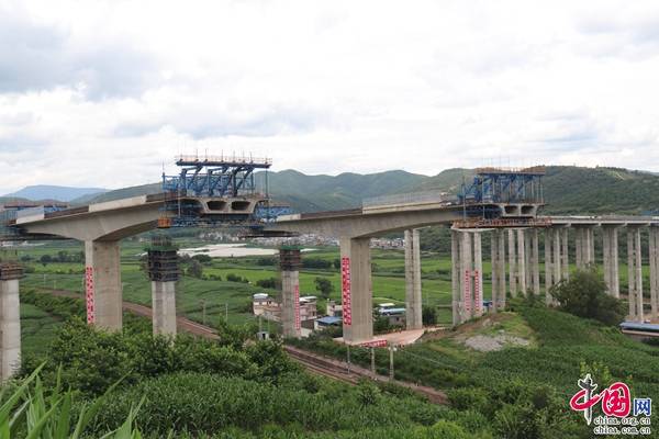 楚高速公路該轉體橋由中鐵十二局集團承建施工,位於雲南省楚雄州祿豐