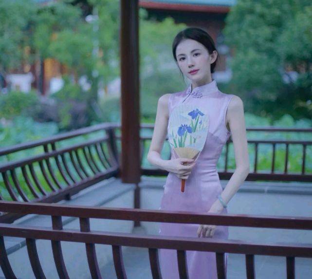 服装|女生可以尝试不同的穿搭风格，呈现不一样的气质，遇见更美的自己