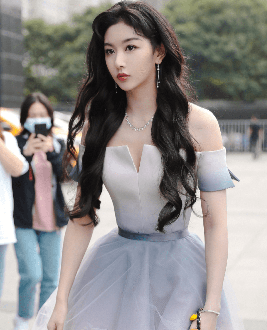 喻言很|THE9成员穿婚纱，虞书欣公主范，喻言很个性，看到她：缺新郎吗?