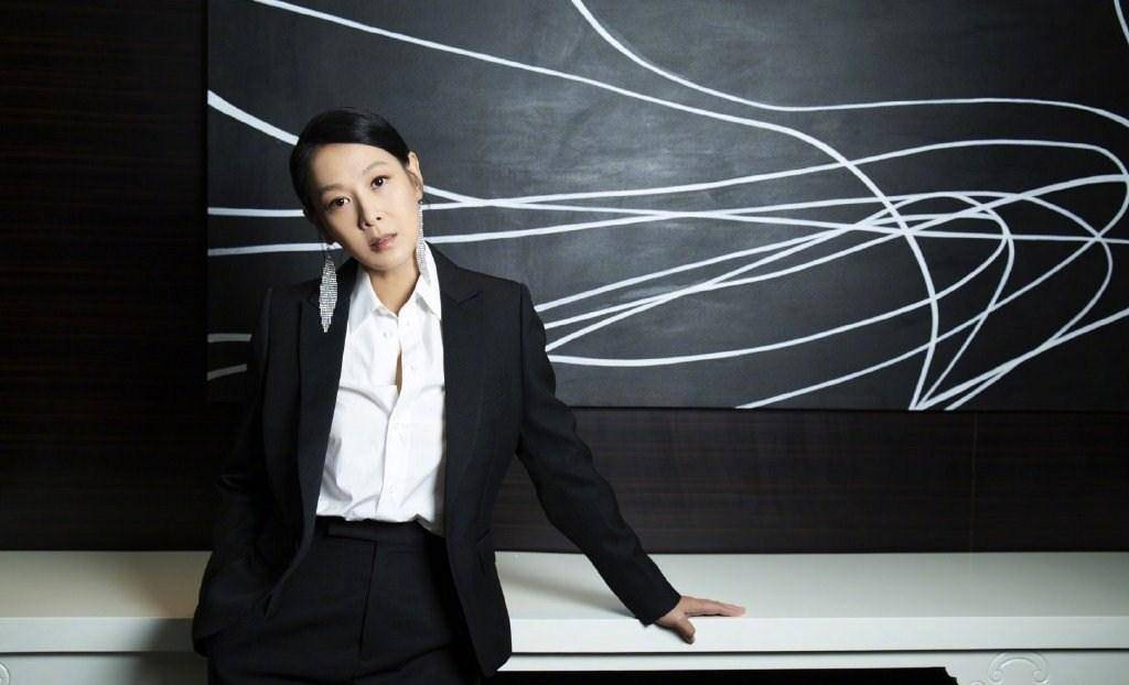 刘若英|刘若英高调为河南加油打call,穿T恤唱歌助威,素颜婴儿肌没毛孔