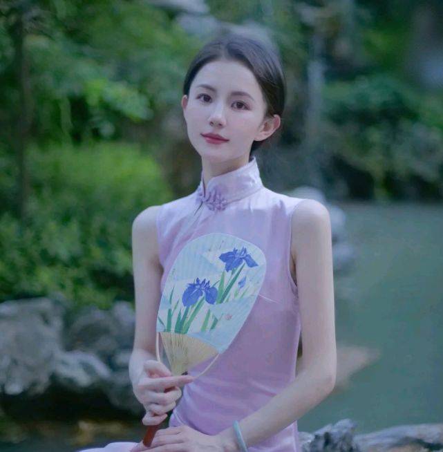 服装|女生可以尝试不同的穿搭风格，呈现不一样的气质，遇见更美的自己