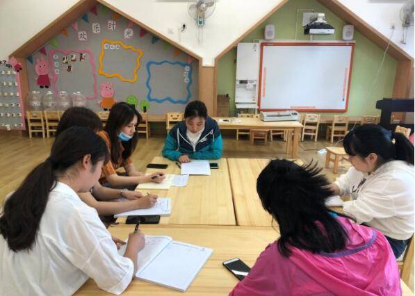 什么|幼儿园老师抱怨“工资”太低，看到工资单后，网友们表示：不知足