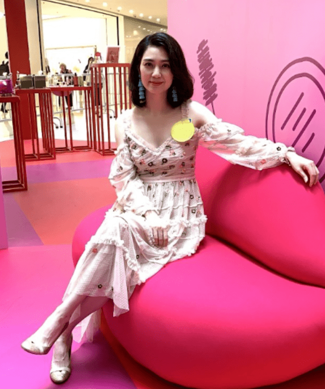小姑娘|洪欣半百的年纪不服老，穿薄纱仙女裙像小姑娘，一点儿不输00后