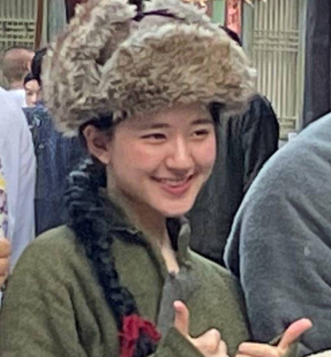 演技|赵露思新剧《胡同》杀青照流出，无美颜滤镜，这颜值是认真的吗？