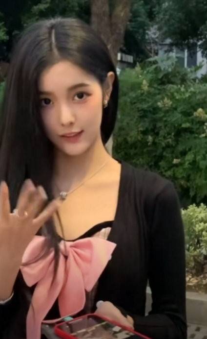 酷风|都美竹时髦穿搭，难怪吴亦凡会败在她裙下！