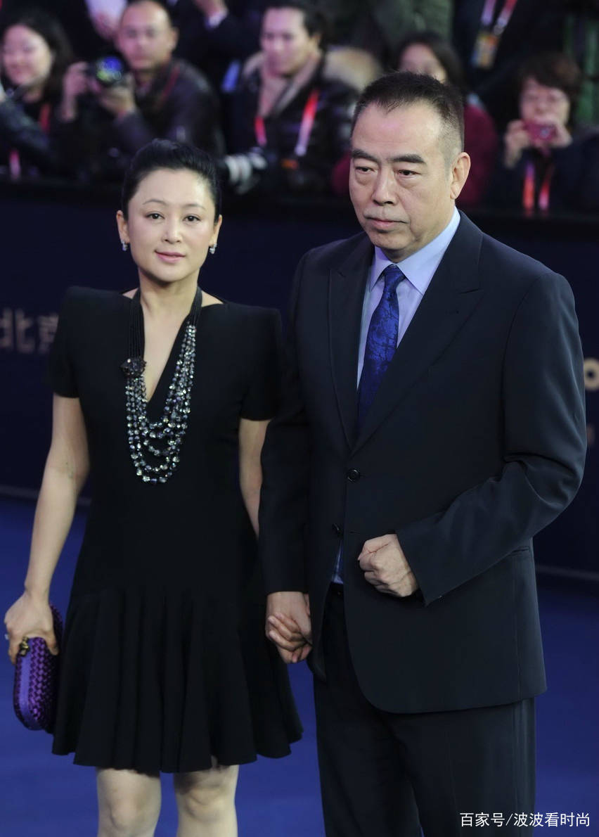 黑色|“嫦娥仙子”陈红又圆润了，穿皮裙感觉要撑爆，腰部也勒出两层肉